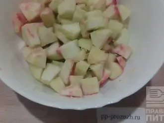 Шаг 3: Яблоки промойте, почистите от кожицы и удалите семенные коробочки. Нарежьте дольками. Добавьте 2-3 столовых ложки лимонного сока и цедру половины лимона.