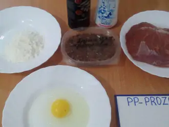 Шаг 1: Подготовьте ингредиенты: мясо телятины, соль, натуральную приправу для мяса, оливковое масло, яйцо, муку.