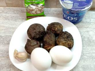 Шаг 1: Подготовьте ингредиенты для салата: печеную свеклу, яйцо вареное, греческий йогурт, чеснок, смесь зерен.