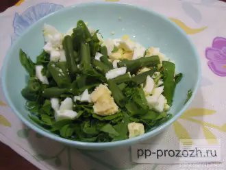 Шаг 5: Добавьте в салат мелко порубленный чеснок и заправьте натуральным йогуртом. Салат готов!