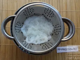 Шаг 6: Фунчозу положите в кипящую воду и варите 5 минут, затем откиньте на дуршлаг и промойте холодной водой. Дайте воде стечь.