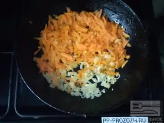 Шаг 3: Порежьте лук полукольцами,потрите морковь на крупной терке и пассеруйте овощи 5 минут.