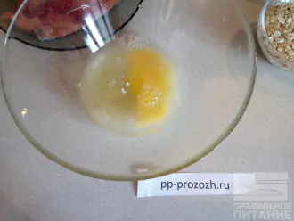 Шаг 2: Взбейте одно яйцо с водой, а другое сварите вкрутую или всмятку, как вам нравится.