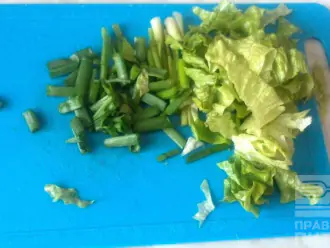 Шаг 6: Нарежьте салат и зеленый лук крупными кусочками. Добавьте их к остальным ингредиентам и перемешайте.
