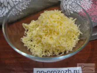 Шаг 6: Пока выпекается блин натрите сыр на средней терке. 