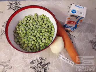 Шаг 1: Приготовьте необходимые ингредиенты: зеленый горошек, морковь, лук репчатый, сливки 10%.