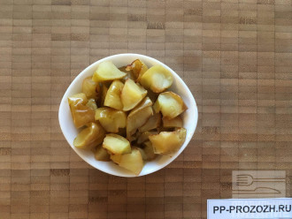 Шаг 3: Запеченые яблоки выложите в салатник и дайте остыть.