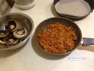 Шаг 6: В сковороду с антипригарным покрытием влейте 2 ложки оливкового масла, положите овощи и тушите 5 минут. Добавьте грибы (измельченные ножки), тушите еще 7 минут. Добавьте соевый соус, перемешайте. Начинка для грибов готова.