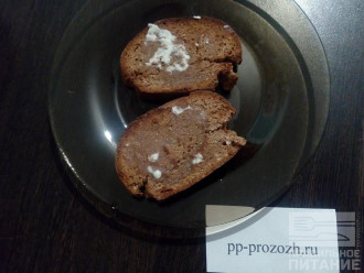 Шаг 4: Подсушите хлеб на сухой сковороде с двух сторон. Смажьте сливочным маслом.