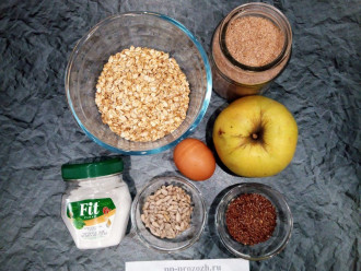 Шаг 1: Подготовьте ингредиенты: овсяные хлопья, отруби, семечки, яблоко, яйцо и сахарозаменитель.