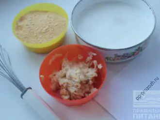 Шаг 2: Кефир можете слегка подогреть на водяной бане, добавьте туда соду, перемешайте, затем добавьте яйцо. Банан натрите на терке.