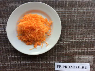 Шаг 2: Натрите на мелкой тёрке морковь.