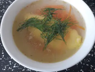 Шаг 7: Разлейте суп по тарелкам. По желанию украсьте зеленью.