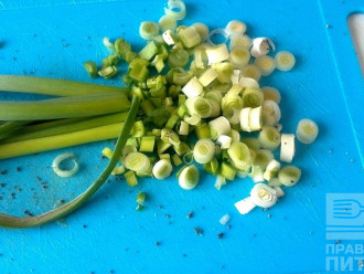 Шаг 4: Зеленый лук нарежьте мелко.