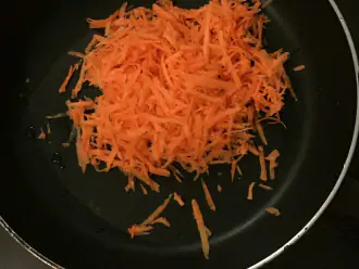 Шаг 3: На крупной терке натрите морковь.