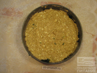 Шаг 8: Поверх сыра выложите шпинат и залейте остатками теста. Выпекайте в разогретой до 180 градусов духовке 30 минут.