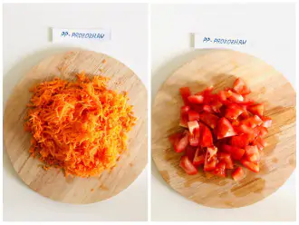 Шаг 6: Добавьте морковь, помидор и томатную пасту, варите еще 10 минут.