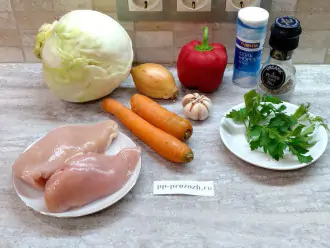 Шаг 1: Подготовьте необходимые ингредиенты: куриную грудку, капусту белокачанную, лук репчатый, морковь, перец болгарский, чеснок, соль, специи, зелень.