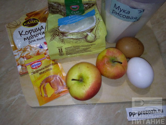 Шаг 1: Подготовьте необходимые продукты: творог, муку, корицу, два яйца, два яблока и разрыхлитель.