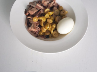 Шаг 5: Разомните вилкой яйцо, сайру и оливки, перемешайте и добавьте специи по желанию.