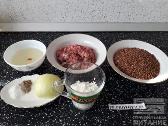 Шаг 1: Подготовьте все ингредиенты для тефтелей: фарш, рис, лук, соль, перец, гречневую крупу, растительное масло.