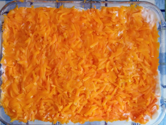 Шаг 5: Теперь натрите морковь, после смажьте майонезом.