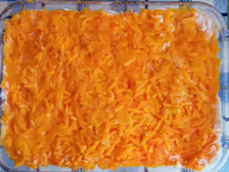 Шаг 5: Теперь натрите морковь, после смажьте майонезом.