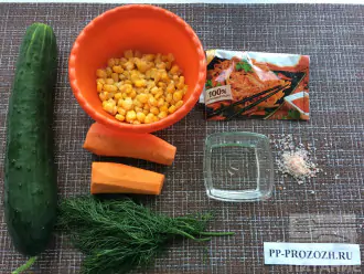 Шаг 1: Приготовьте ингредиенты, вымойте овощи и зелень. Очистите морковь. Слейте жидкость из банки с кукурузой.
