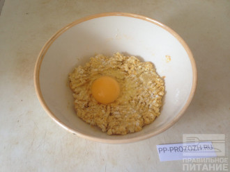 Шаг 3: Хорошо перемешайте все продукты и добавьте одно яйцо. Снова перемешайте до получения однородной массы.