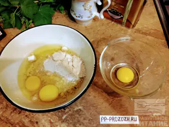 Шаг 2: В глубокую тарелку высыпьте овсяную муку, вбейте 2 яйца и белок. Один желток выбейте отдельно для крема.