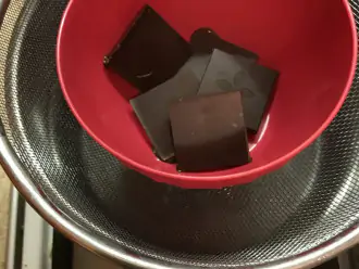 Шаг 4: Растопите шоколад на водяной бане. 