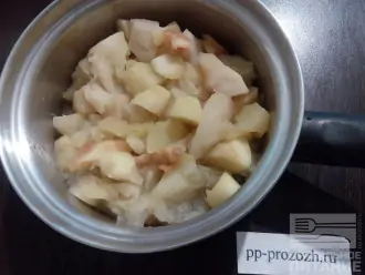 Шаг 3: Периодически перемешивайте яблоки, чтобы они равномерно приготовились. Примерно через 10-15 минут, они станут мягкими. 