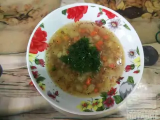 Шаг 9: Подавайте суп со свежей зеленью. 