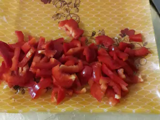 Шаг 5: Нарежьте болгарский перец соломкой.
