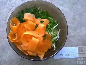 Шаг 5: Морковь при помощи овощечистки нарежьте тонкими "стружками". Это придаст салату яркости и оригинальности. Добавьте в общую миску. 