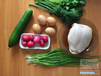 Шаг 1: Для приготовления окрошки возьмите куриную грудь, вареные яйца, огурец, редис и зелень. В качестве основы используйте квас, кефир или минеральную воду. 
