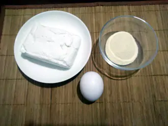 Шаг 1: Подготовьте манную крупу, яйцо и творог.