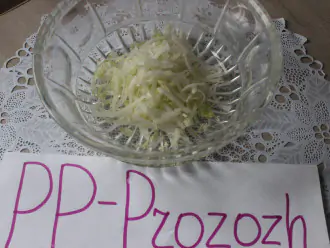 Шаг 10: Уложите в салатник нашинкованную капусту.