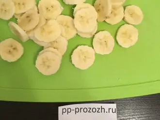 Шаг 3: Нарежьте банан кружочками.