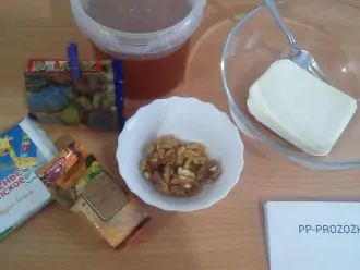 Шаг 1: Подготовьте ингредиенты: печенье детское без добавок, творог нежирный, мак, грецкие орехи, корицу, мед.