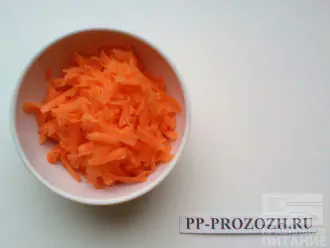 Шаг 3: Помойте, почистите морковь и натрите её на крупной тёрке.