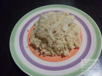 Шаг 7: Выложите на тарелку порцию каши и добавьте обжаренный лук. Приятного аппетита!
