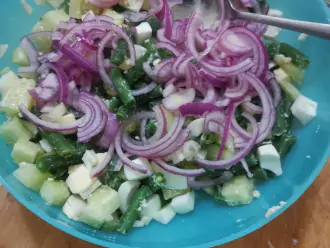 Шаг 5: С лука спустите жидкость и также добавьте к салату.