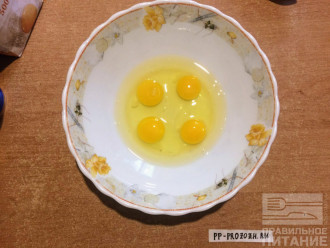 Шаг 5: В глубокую миску вбейте яйца и перемешайте.