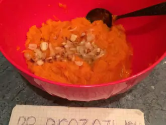Шаг 3: Обжарьте лук,морковь и чеснок до золотистого цвета.
Достаньте из духовки тыкву и ложкой соскребите мякоть. Всё перемешайте.