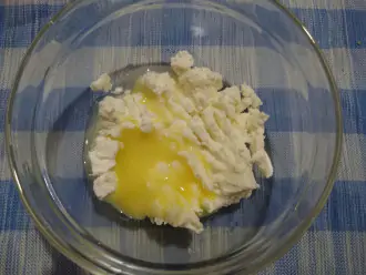 Шаг 3: Добавьте яйцо в творог.
