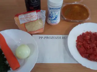 Шаг 1: Подготовьте ингредиенты: лук, морковь, петрушку, помидор, соль, оливковое масло, пропаренный рис.