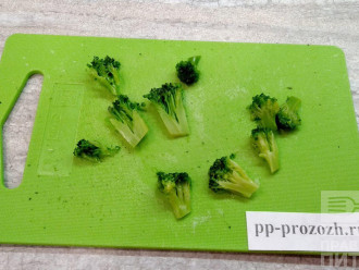 Шаг 8: Возьмите отложенные ранее соцветия брокколи. Нарежьте их пластинами.