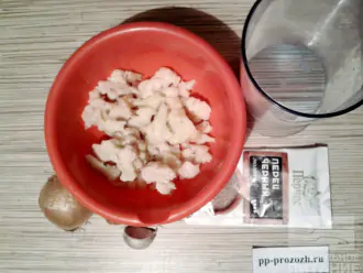 Шаг 1: Подготовьте ингредиенты: цветную капусту (у меня замороженная), лук, чеснок, соль, перец и немного воды.