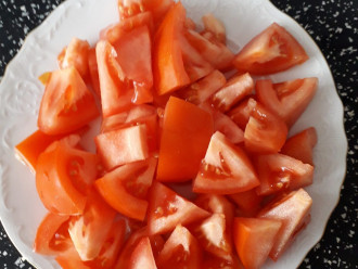 Шаг 3: Нарежьте помидоры на треугольнички.